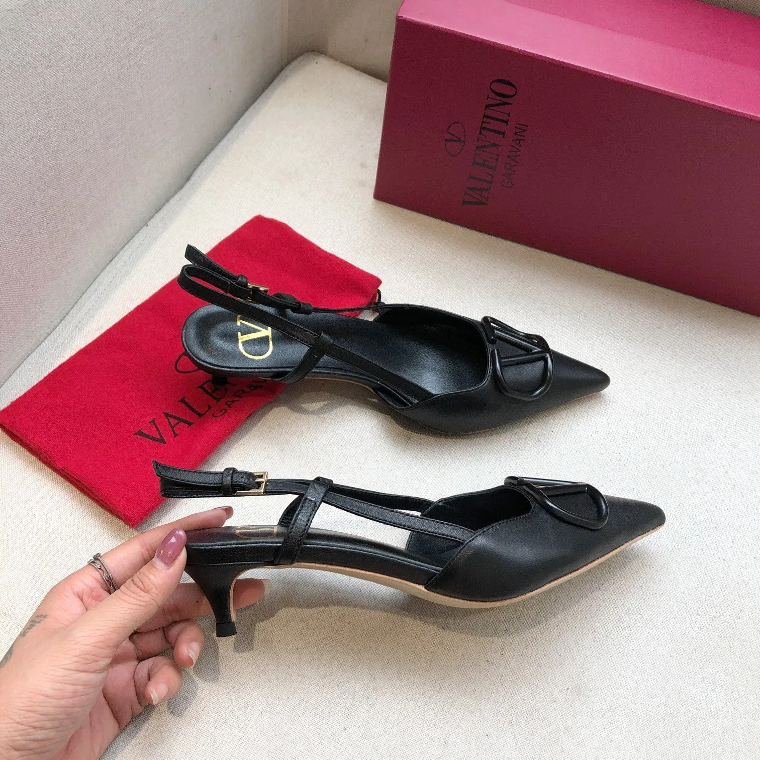👟👟Ex-factory price 520👟👟 🆕Valentino. Valentino big v buckle shoes ㊙️Latest series in the counter, authentic version, perfect details It does not grind or tire your feet. It is a walking artifact. The last shape is completely compared to the counters. The details are perfect. Without the original version, it cannot be made so exquisite. Exclusive molded brass color. The highest version on the market. Fabric: imported sheepskin, lining and foot pads are all sheepskin. Color: 6 colors optional. Number of yards (34 to 41) 42 customized, non-refundable and non-exchangeable. Heel height: 4CM